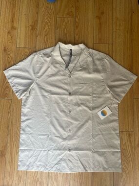 Men's Vuori Short Sleeve Camp Shirt in Light Beige XL NWT